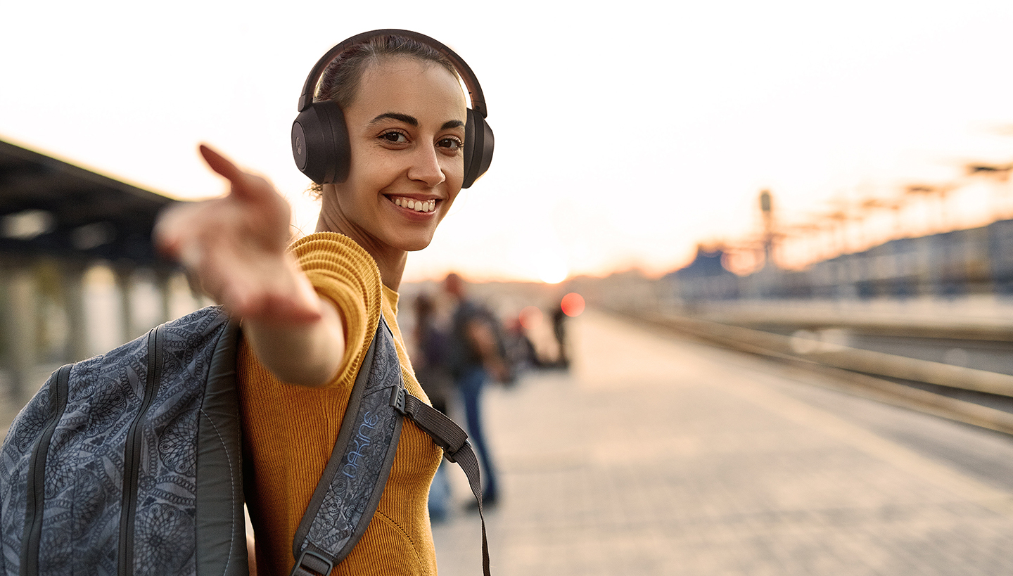 Over-ear headphones MOTO XT800 with compact folding design