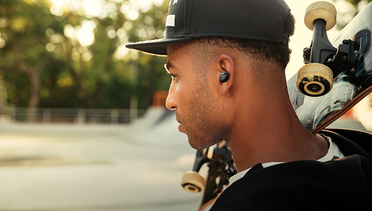 MOTO Buds 100 Earbuds for skateboarding and sport - Content image