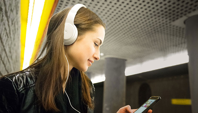 Model wears MOTO XT 120 Headphones - Perfect sound on the move - Content image