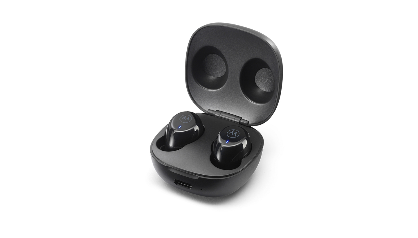 MOTO Buds 105 Black - Product image True wireless MOTO Earbuds 105 with charger in black