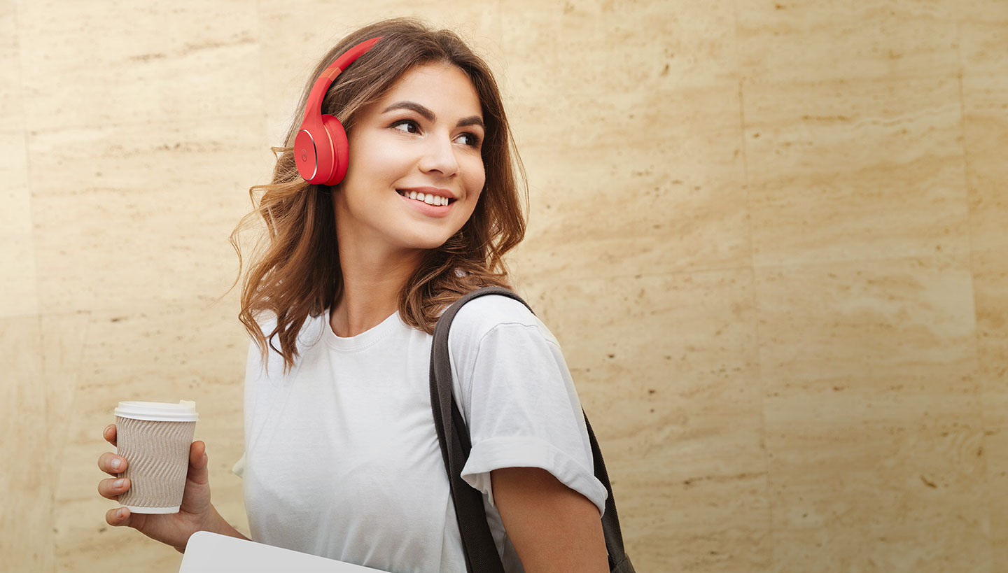 Model wears MOTO XT 220 Wireless Headphones - Perfect sound on the move - Content image